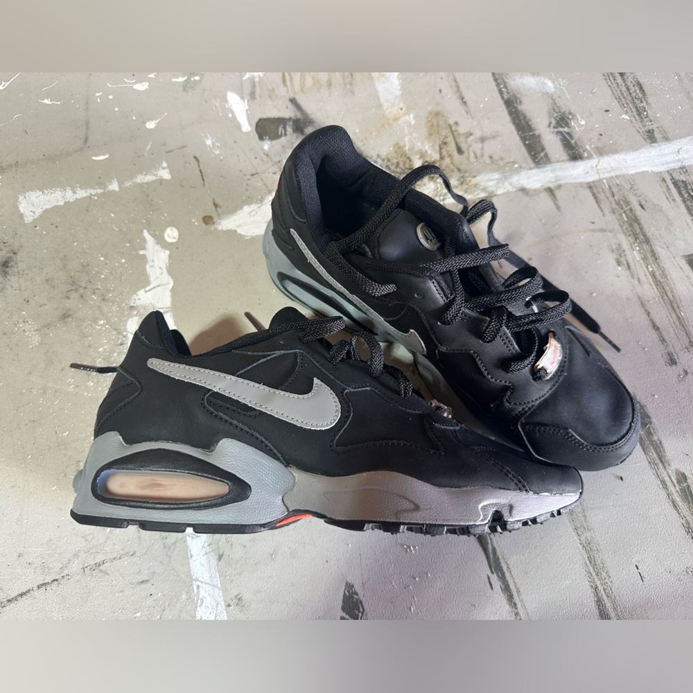 Nike Men's Black and Silver Sneakers